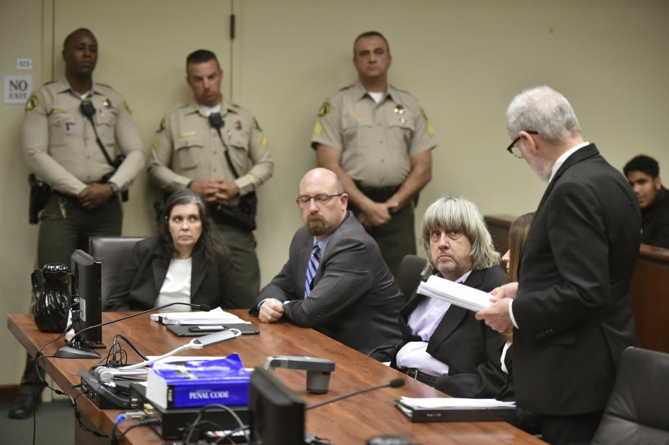 Louise Anna Turpin, izquierda, junto a su abogado (centro) y su esposo David Allen Turpin, escuchan a otro abogado (de pie) tras su arresto en el Condado Riverside, California. (AP)