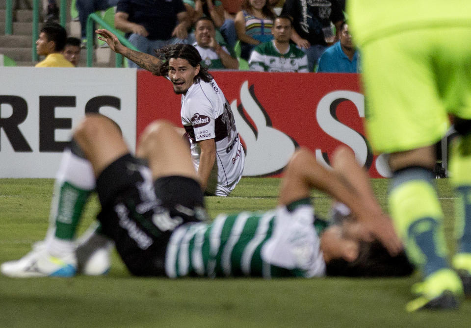 Ismael Blanco (arriba) celebra su anotación en el partido entre el Lanús argentino y el Santos Laguna de México durante las eliminatorias de Copa Libertadores el miércoles 23 de abril de 2014. (Foto de AP/Eduardo Verdugo)