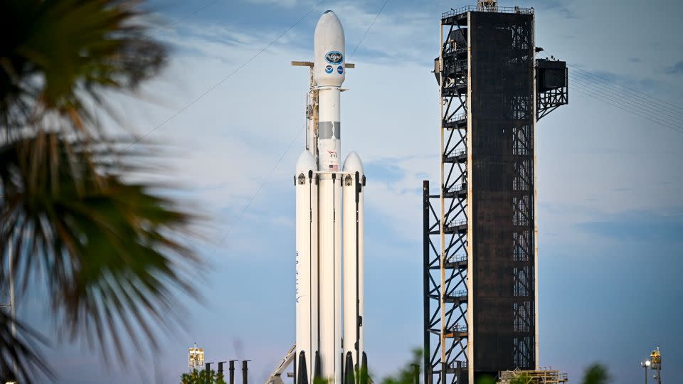 El cohete SpaceX que transporta el nuevo satélite GOES-U se encuentra en la plataforma de lanzamiento 39A del Centro Espacial Kennedy antes del lanzamiento del martes.  - Miguel J. Rodriguea Carrillo/AFP/Getty Images