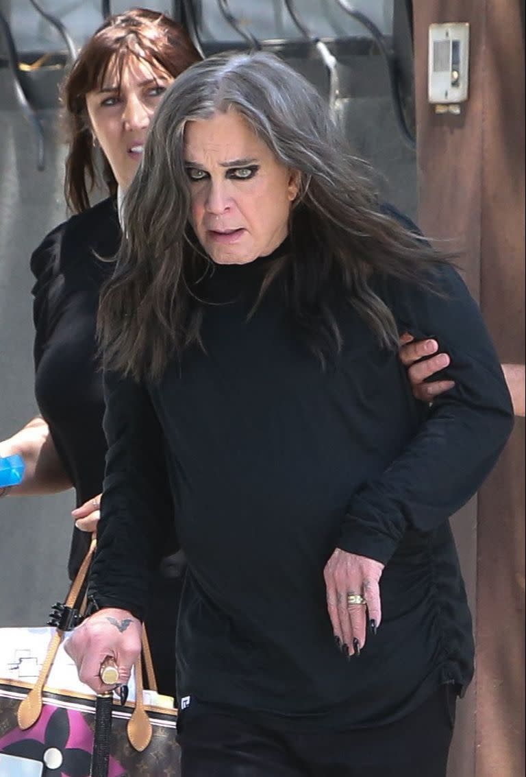 Ozzy Osbourne luce su característico delineador de ojos y uñas negras mientras visita un estudio de grabación de Los Ángeles, después de superar el Covid
