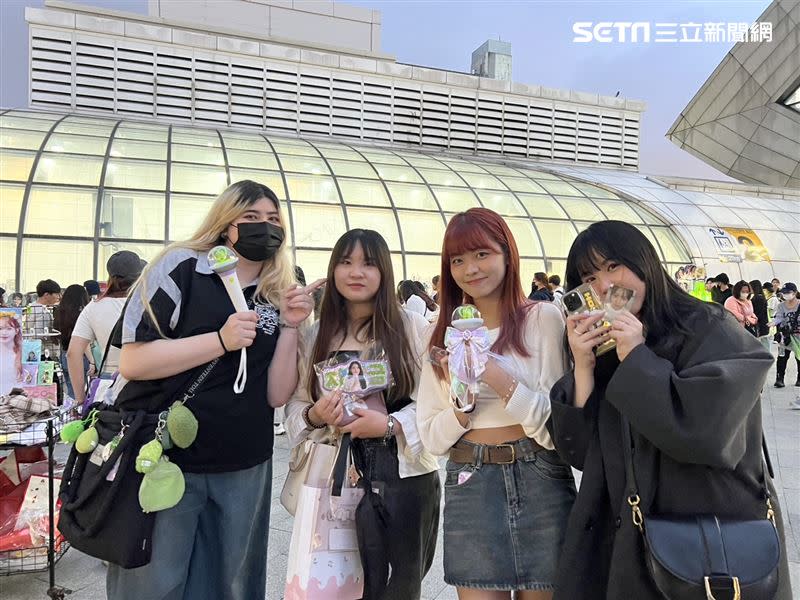 （左至右）昕、yu、Cindy和u一起來看IU，還喊話讓IU多來台灣開唱。（圖／記者楊雅芸攝影）