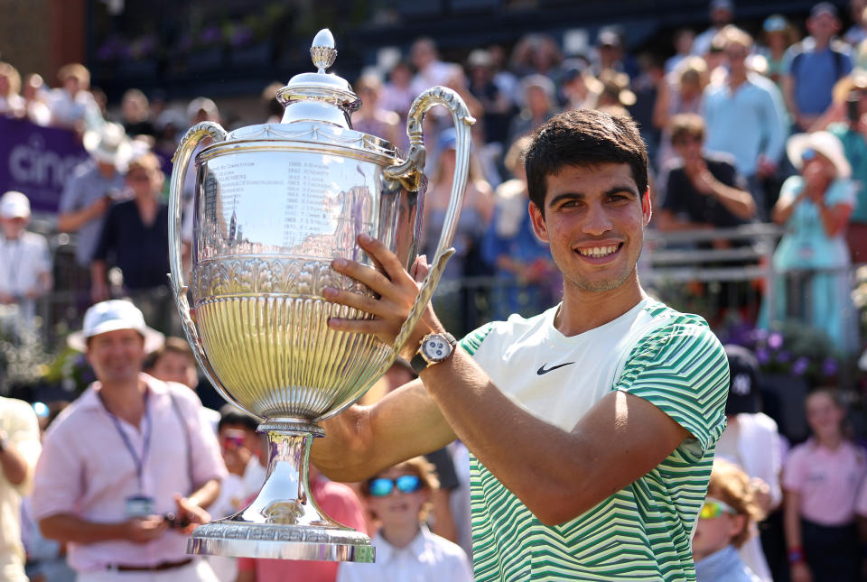 LONDRES, INGLATERRA - 25 DE JUNIO: Carlos Alcaraz de España celebra con el trofeo del ganador después de la victoria contra Alex De Minaur de Australia en el partido final de individuales masculinos en el día siete del campeonato cinch en The Queen ;s Club el 25 de junio de 2023 en Londres, Inglaterra.  (Foto de Julian Finney/Getty Images)