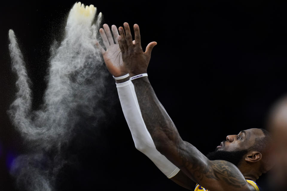 LeBron James en su ritual habitual previo a los partidos de su equipo en la NBA, aquí, antes del juego contar los Mavericks de Dallas, el jueves 12 de enero de 2023, en Los Ángeles. (AP Foto/Jae C. Hong)