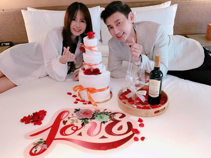 包偉銘和老婆到飯店慶祝結婚週年。