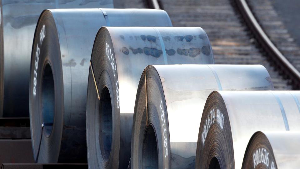 Bandstahlrollen, sogenannte Coils, werden bei Tyssenkrupp auf dem Schienenweg transportiert.