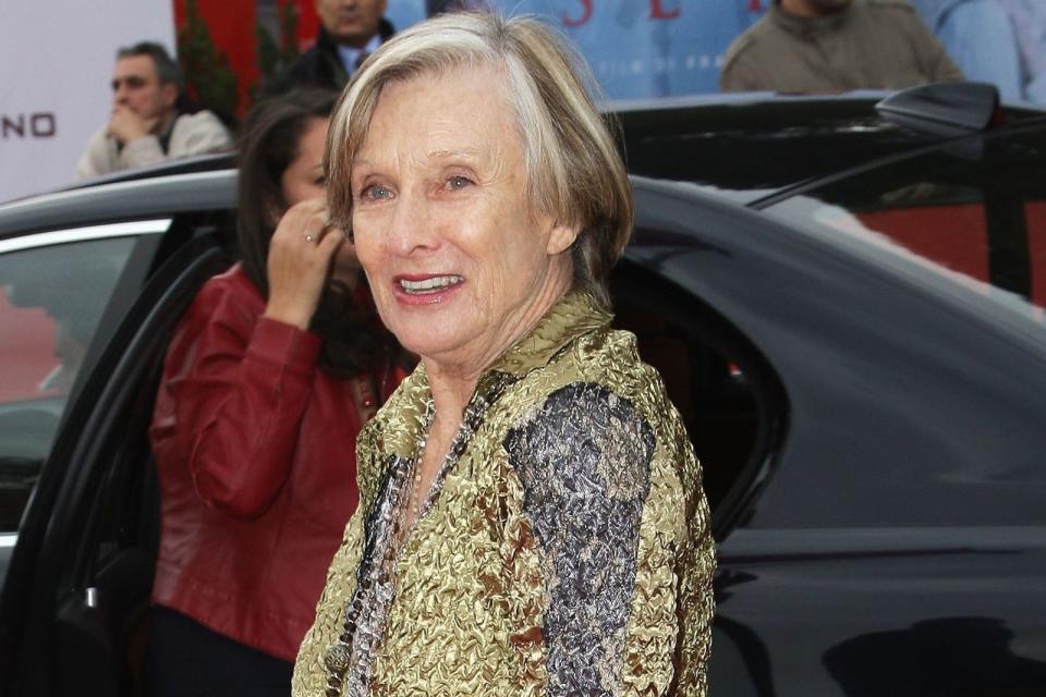 Auch mit 94 Jahren ist Cloris Leachman immer noch eine gefragte Darstellerin. Die Amerikanerin, die 1971 den Oscar als beste Nebendarstellerin für "Die letzte Vorstellung" gewann, war zuletzt an der Seite von Robert De Niro in "The Comedian" (2016) im Kino zu sehen und hat jüngst das Drama "Jumo, Darling" abgedreht. (Bild: Franco Origlia/Getty Images)