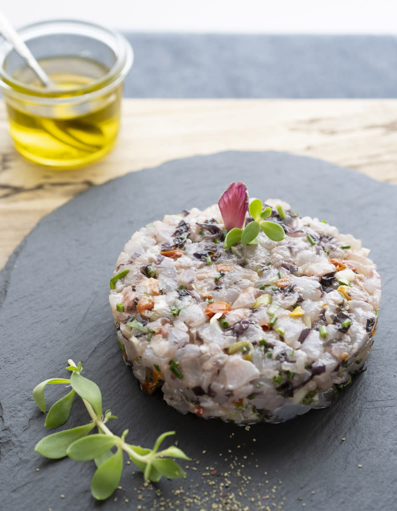 <p>Le tartare de poisson présente trois avantages : 1/ il est healthy 2/ il est frais donc très agréable aux beaux jours 3/ il ne nécessite aucune cuisson donc de fait aucun risque de surcuisson.</p><p>Découvrir la recette du <a href="https://www.elle.fr/Elle-a-Table/Recettes-de-cuisine/Tartare-de-daurade-royale-3829767" rel="nofollow noopener" target="_blank" data-ylk="slk:Tartare de daurade royale;elm:context_link;itc:0;sec:content-canvas" class="link ">Tartare de daurade royale</a></p><br>