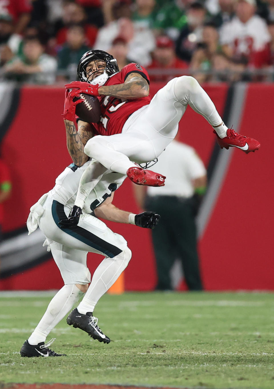TAMPA, FLORIDA – SEPTEMBER 25: Mike Evans #13 of the Tampa Bay Buccaneers catches a pass defended by Reed Blankenship #32 of the Philadelphia Eagles during the fourth quarter at Raymond James Stadium on September 25, 2023 in Tampa, Florida. (Photo by Mike Carlson/Getty Images)