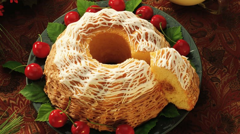 festive eggnog cake