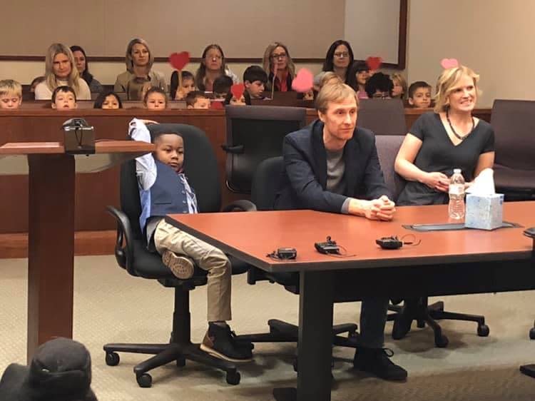 El pequeño Michael Clark con sus nuevosd padres adoptivos, David Eaton y Andrea Melvin. (facebook/Kern County)