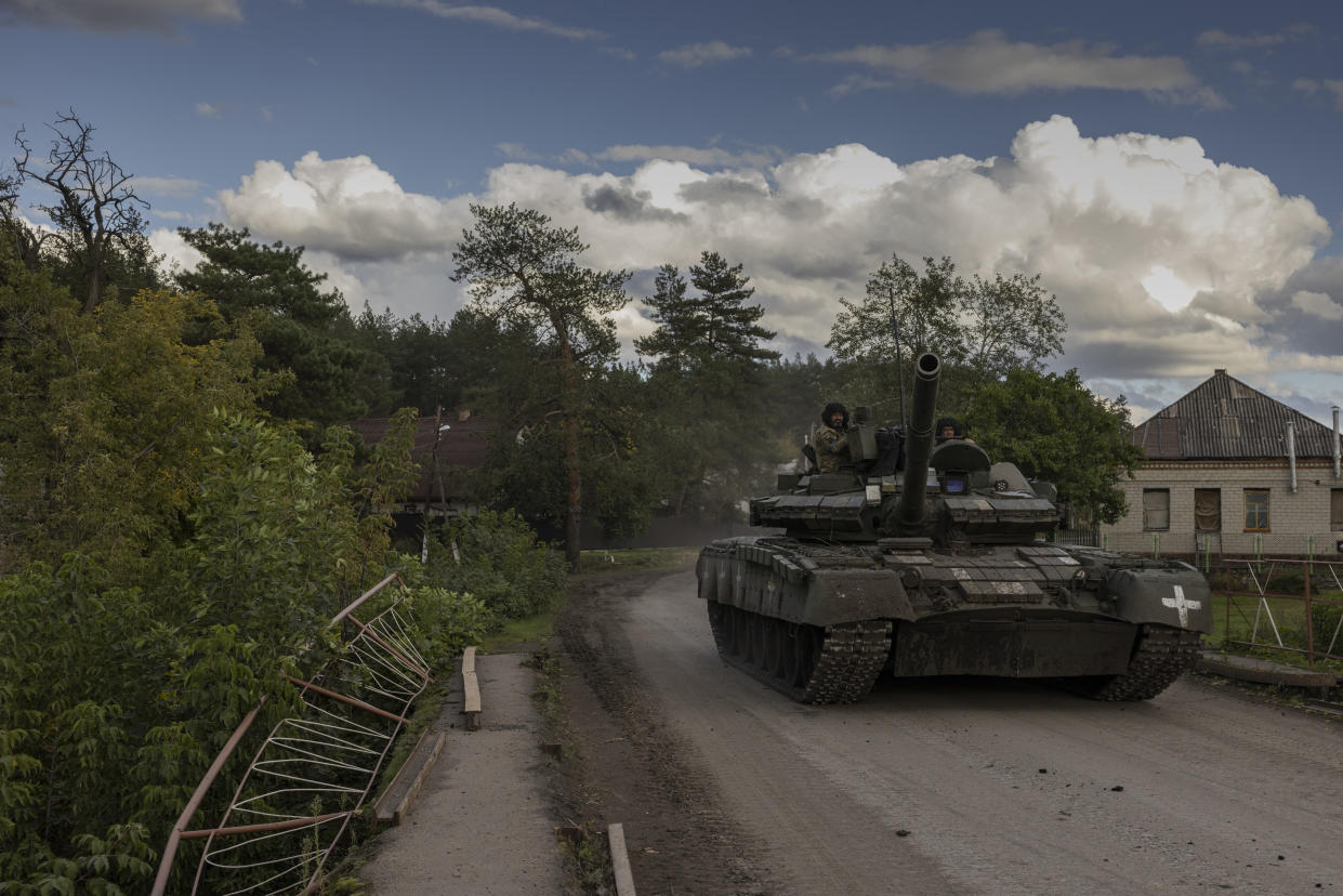 Las tropas ucranianas atravesaron la aldea recientemente recuperada de Yatskivka, en la región ucraniana de Donetsk, el martes 4 de octubre de 2022. (Ivor Prickett / The New York Times)
