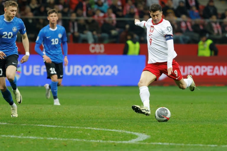 El delantero polaco Robert Lewandowski dispara a puerta durante el partido de repechaje de clasificación a la Eurocopa-2024 entre Polonia y Estonia, en el estadio PGE Narodowy de Varsovia, Polonia, el 21 de marzo de 2024 (Wojtek Radwanski)