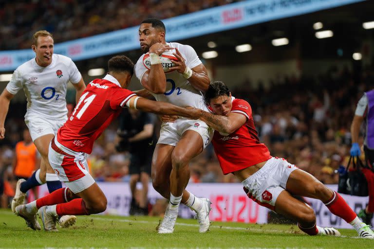 El inglés Joe Cokanasiga es tackleado por los galeses Rio Dyer y Louis Rees-Zammit en el amistoso premundialista en el estadio Principality, de Cardiff.