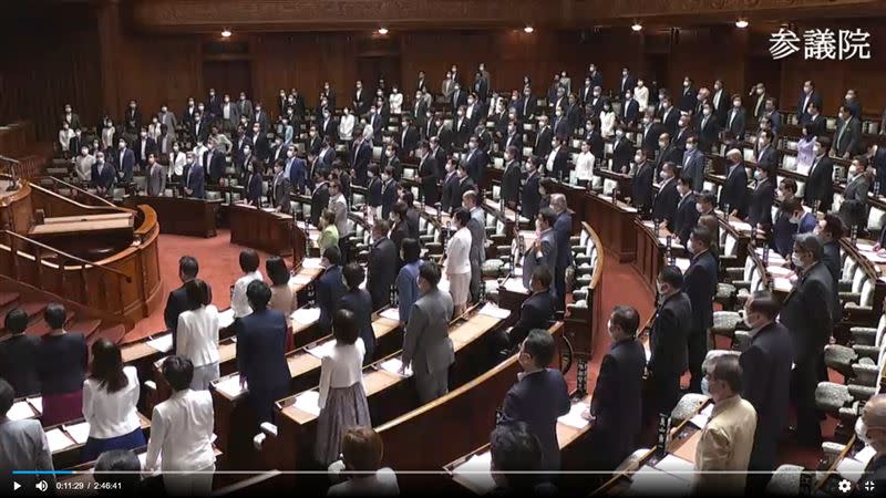 日本國會參議員全數站立贊成台灣加入WHO。（圖／翻攝自日本參議院官方網站)