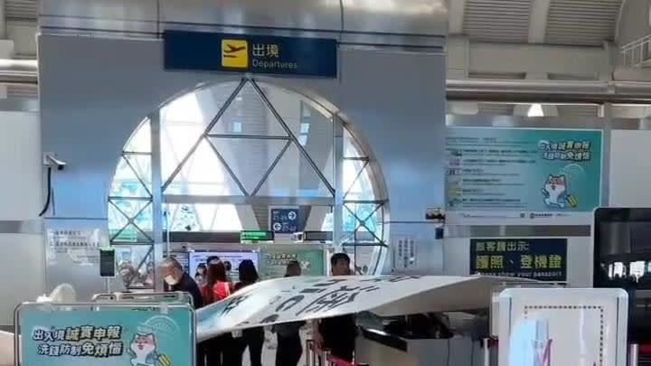 小港機場國際線出境大廳珍珠板掉落發出聲響，引起旅客注意（圖／翻攝社會事新聞影音）