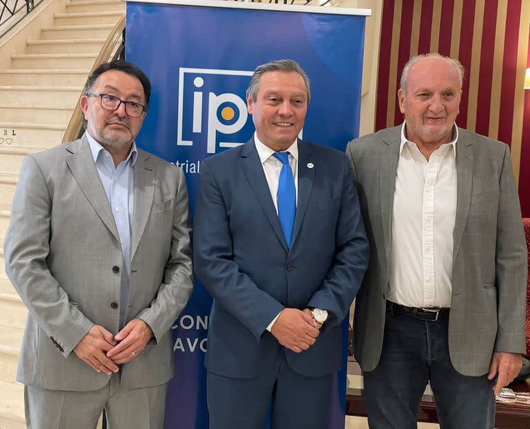 De izquierda a derecha: Mario Sosa, director del área internacional del observatorio IPA; Daniel Rosato, presidente de IPA; y Rodolfo Games, presidente de la Asociación Parques Industriales Argentinos