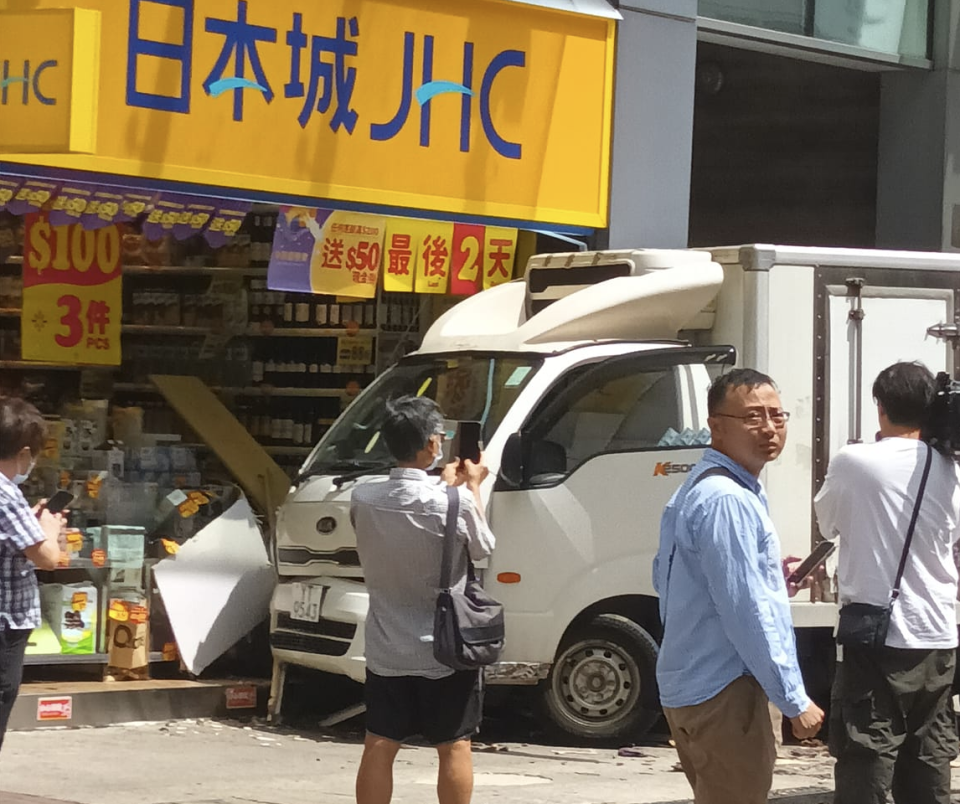 白色貨車鏟入日本城。（圖：香港突發事故報料區 fb）