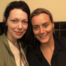 <p><strong>Laura</strong> <strong>Prepon</strong> (izq.) y <strong>Taylor</strong> <strong>Schilling </strong>fueron las encargadas de dar vida a las reclusas Alex Vause y Piper Chapman cuya fallida historia de amor y complicidad constituían el centro de esta popular serie de Netflix que contó cautivó a la audiencia durante siete temporadas.</p>