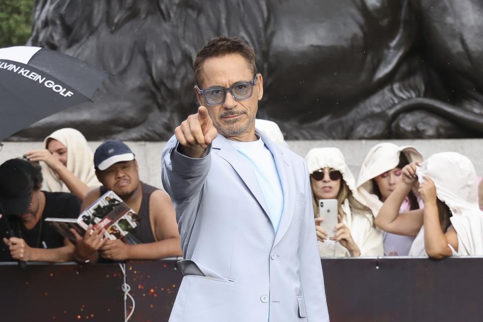 Robert Downey Jr. posa en la sesión fotográfica de la película 'Oppenheimer' el miércoles 12 de julio de 2023 en Londres. (Vianney Le Caer/Invision/AP)