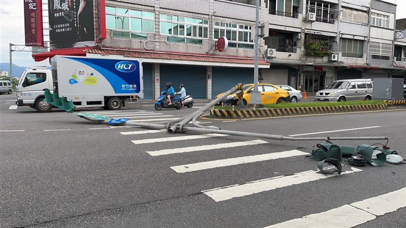 紅綠燈號誌桿倒塌影響道路通行。（圖／翻攝畫面）