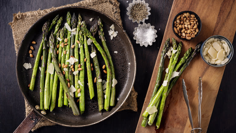 asparagus in pan