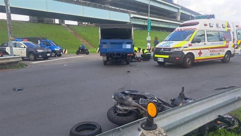 貨車駕駛左轉時疑未注意車前狀況，竟直接撞上直行的機車騎士。（圖／警方提供）