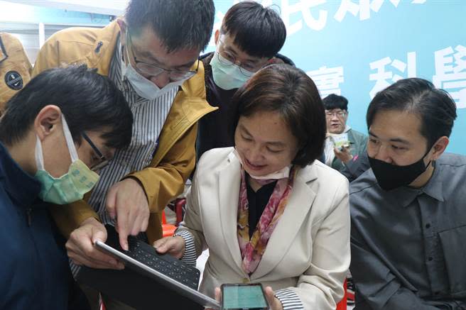 民眾黨桃園市長候選人賴香伶在總部討論開票狀況。（蔡明亘攝）