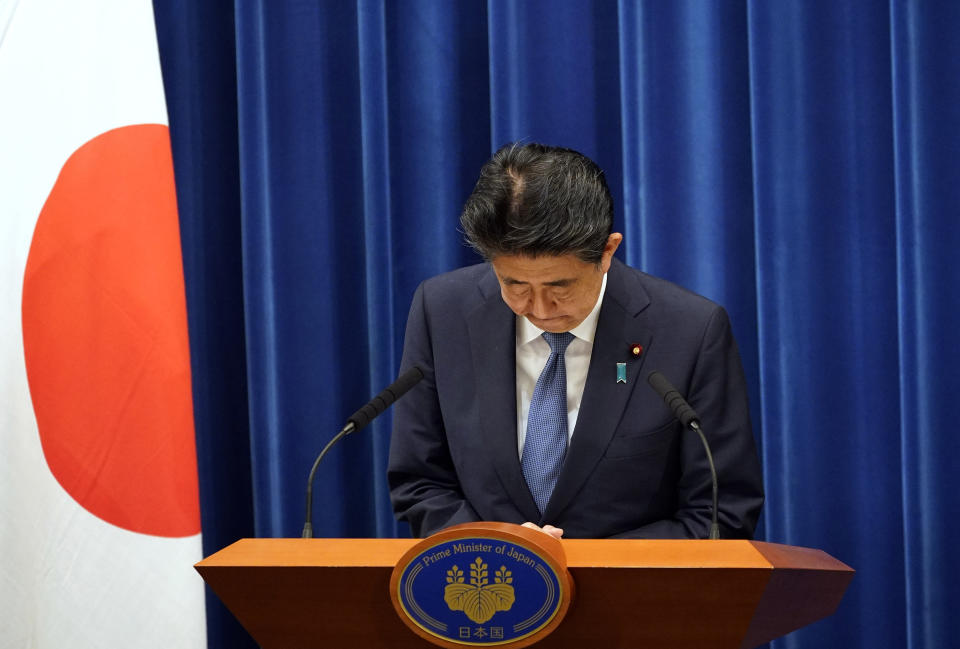 Archivo - El primer ministro japonés, Shinzo Abe, hace una reverencia durante una conferencia de prensa en su residencia oficial en Tokio el 28 de agosto de 2020. Abe, el primer ministro con más años en el cargo de Japón, fue asesinado a balazos durante un discurso de campaña y falleció el 8 de julio de 2022. (Franck Robichon/Foto de Pool vía AP, Archivo)