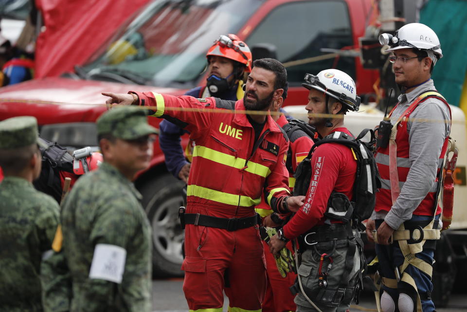 <p>MEX13. CIUDAD DE MÉXICO (MÉXICO), 25/09/2017. Brigadas de rescate de España continúan con las labores de búsqueda bajo los escombros hoy, lunes 25 de septiembre de 2017, en el edificio colapsado de la avenida Álvaro Obregón de Ciudad de México (México). EFE/José Méndez </p>