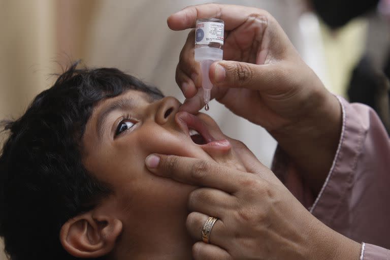 Un trabajador sanitario administra una vacuna contra la polio a un niño en Karachi, Pakistán, el 23 de mayo de 2022.