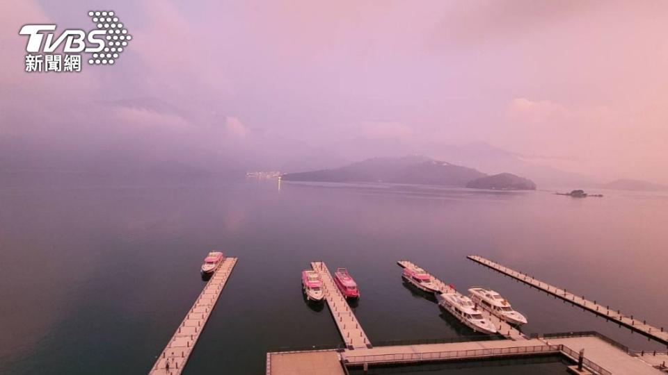 受中颱璨樹影響，日月潭昨日天空出現夢幻粉紫晚霞。（圖／民眾提供）