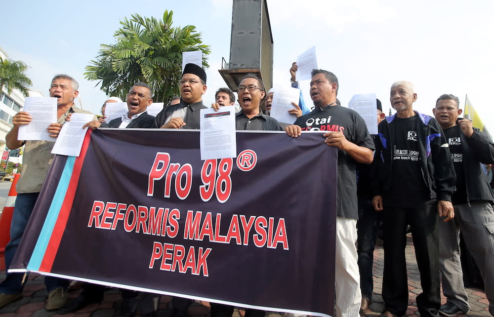 Members of Perak Pertubuhan Rangkaian Ogranisasi98@Reformasi Malaysia demonstrate in front of the State Secretariat Building in Ipoh July 19, 2019. — Picture by Farhan Najib