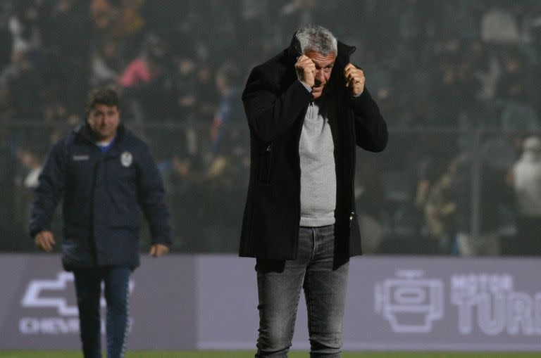 Néstor Gorosito se cubre de los gases lacrimógenos en la cancha de Gimnasia, cuya clausura lo tiene muy molesto.