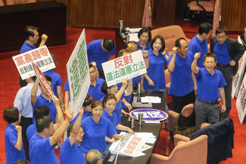 here立院臨時會，表決通過 黨產條例正名「政黨及其附隨組織不當取得財產處理條例」，國民黨舉牌抗議。(陳明仁攝).jpg