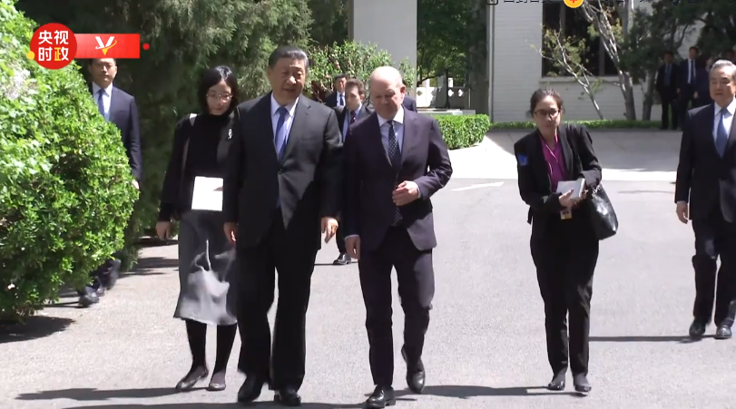 中國國家主席習近平在與德國總理蕭茲會談後兩人在北京釣魚台國賓館散步並共進午餐。翻攝央視