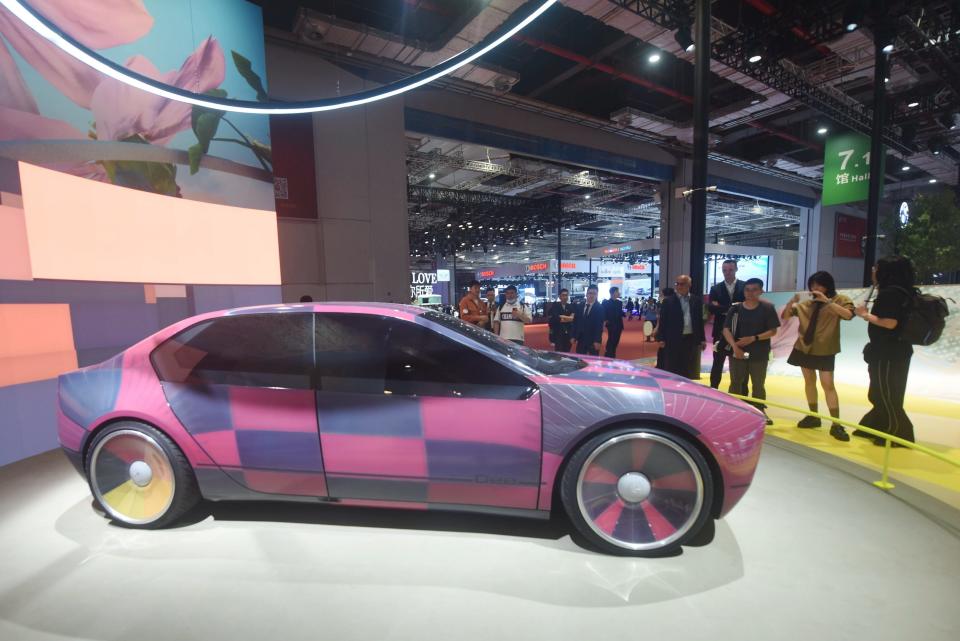 The BMW i Vision Dee color-changing concept car.