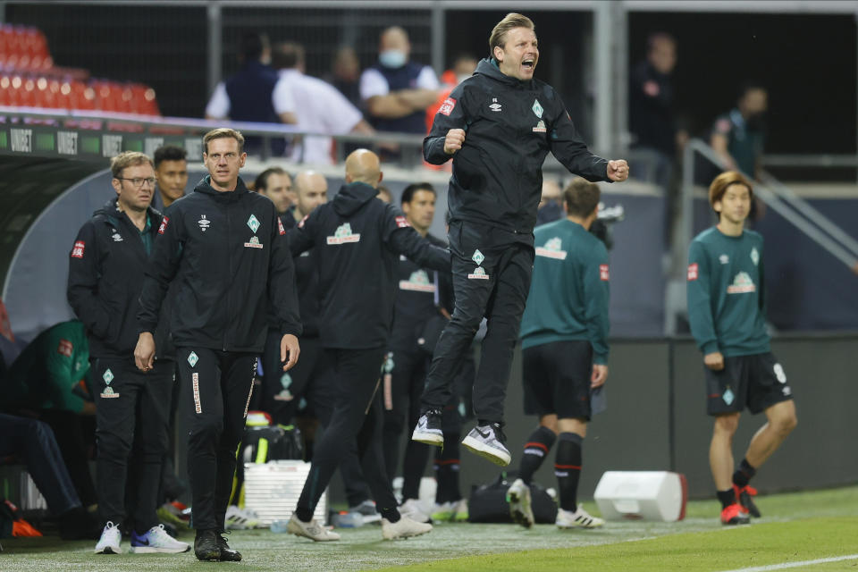 Der Cheftrainer hebt ab: Werder Bremen bleibt in der Bundesliga. (Bild: Getty Images)