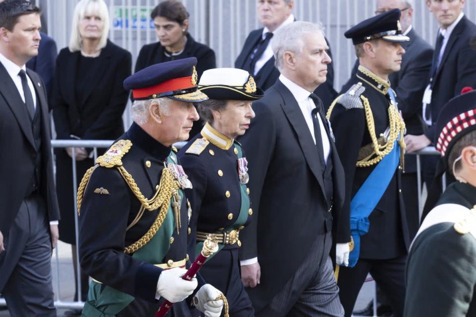 El rey Carlos III, la princesa real, el duque de York y el conde de Wessex se unen a la procesión del féretro de la reina en Edimburgo (Jamie Williamson/Daily Mail/PA) (PA Wire)