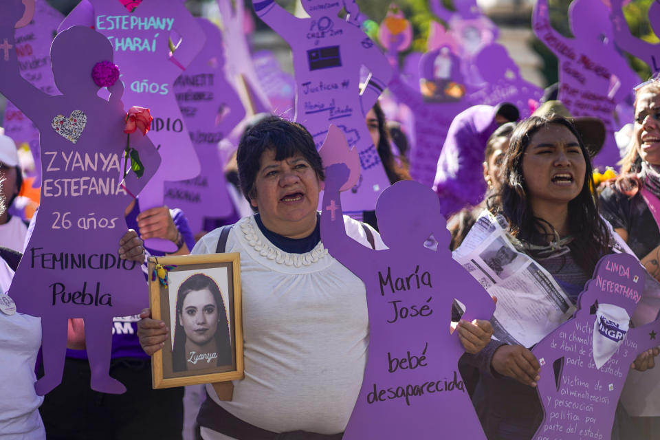 Mujeres se reúnen en el monumento del Ángel de la Independencia antes de marchar hacia el Zócalo para conmemorar el Día Internacional de la Eliminación de la Violencia contra la Mujer, en la Ciudad de México, el sábado 25 de noviembre de 2023. (Foto AP/Aurea Del Rosario)