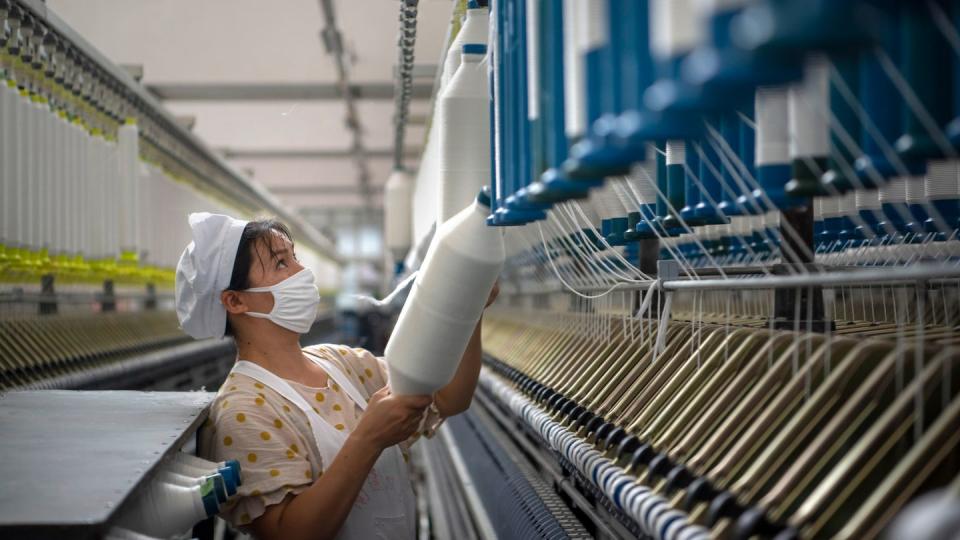 Eine Frau arbeitet in einer Textilfabrik in der ostchinesischen Provinz Jiangsu. Die G20 wollen Job-Bedingungen für Frauen verbessern.