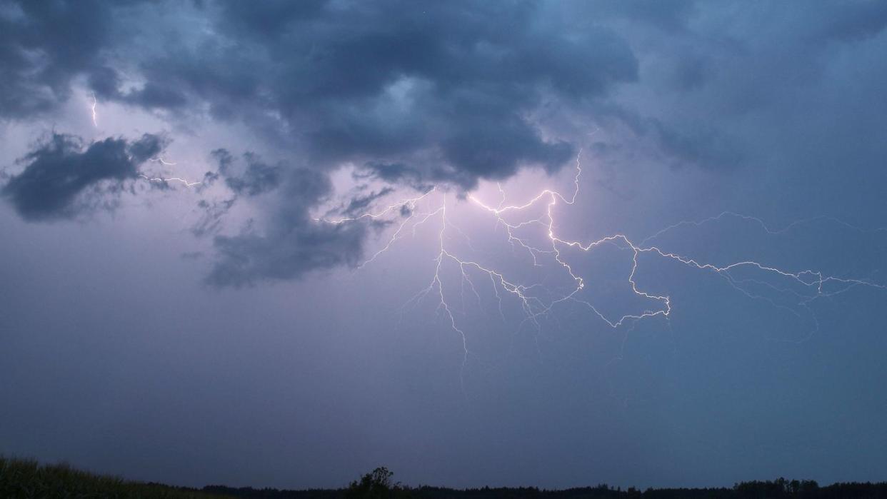 Es bleibt weiter warm in Deutschland. Doch es drohen Unwetter. (Bild: dpa)