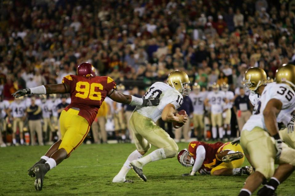 LOS ANGELES – NOVEMBER 25: Defensive end Lawrence Jackson #96 of the USC Trojans pursues quarterback Brady Quinn #10 of the Notre Dame Fighting Irish at the Los Angeles Memorial Coliseum on November 25, 2006 in Los Angeles, California. USC won 44-24. (Photo by Stephen Dunn/Getty Images)