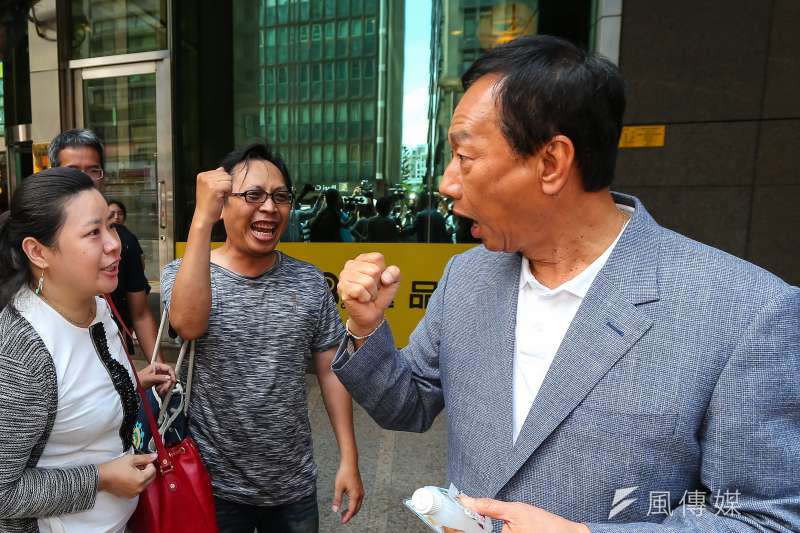 20190712-國民黨總統初選參選人郭台銘12日於媒體聯訪後，支持者上前高喊加油。（顏麟宇攝）