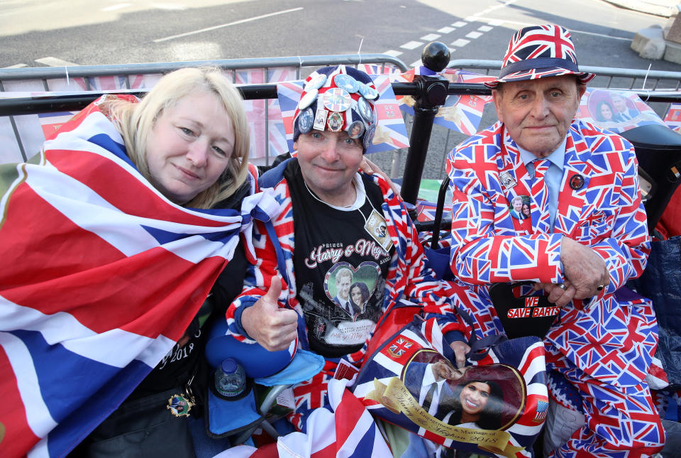 <p>Des fans ont déjà réservé leur place plusieurs jours avant le mariage et portent des souvenirs aux couleurs du drapeau britannique. [Photo: Getty] </p>