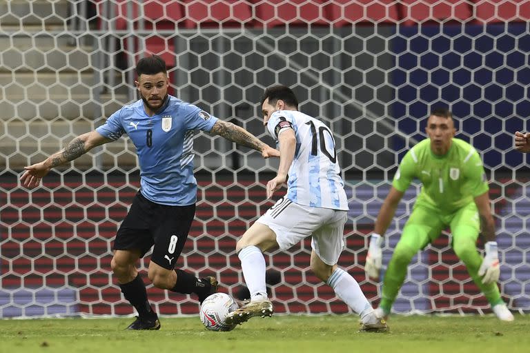 Nández está disputando la Copa América con Uruguay; aquí, disputa el balón con Lionel Messi