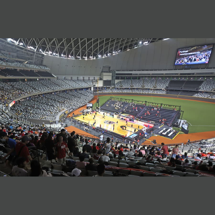 台北大巨蛋首場職業籃球賽事昨天登場，現場湧入1萬5600名的球迷，創下台灣職籃最多進場人數。記者許正宏／攝影