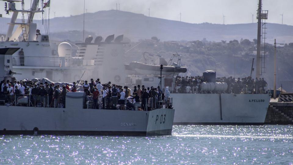 Migranten werden mit Schiffen der italienischen Marine von Lampedusa nach Sizilien gebracht.