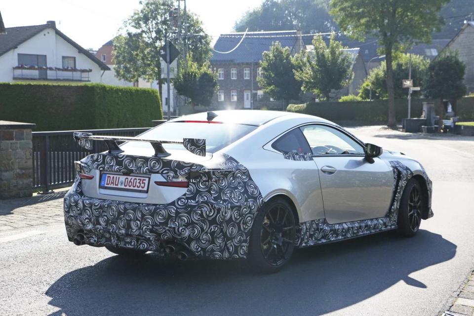 2020 Lexus RC F Track Edition先前曾被拍到偽裝測試車，車尾同樣可見到顯眼的大型尾翼。（<a href="https://www.topspeed.com/cars/lexus/2020-lexus-rc-f-gt-ar181935.html" rel="nofollow noopener" target="_blank" data-ylk="slk:圖片來源;elm:context_link;itc:0;sec:content-canvas" class="link ">圖片來源</a>）