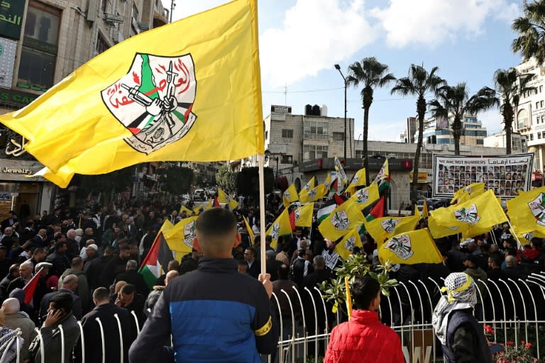 Unos palestinos festejan el 59º aniversario de la fundación del movimiento Fatah, en Ramala, en Cisjordania ocupada, el 31 de diciembre de 2023 (Zain Jaafar)