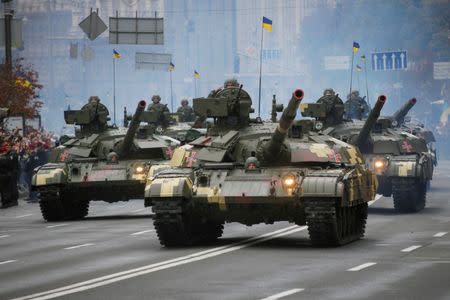 Ukrainian T-64 tanks drive during Ukraine's Independence Day military parade in central Kiev, Ukraine, August 24, 2016. REUTERS/Valentyn Ogirenko